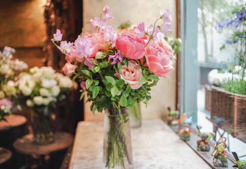 パリの花屋さん『Rosa Luna ロザ・リュナ』でブーケを束ねてもらいました。「奥ゆかしさ」の衝撃