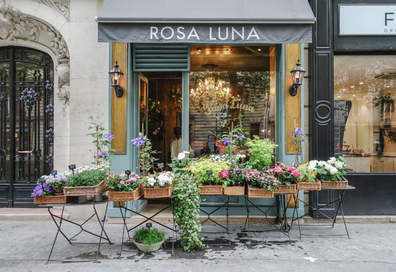 パリの花屋さん『Rosa Luna ロザ・リュナ』でブーケを束ねてもらいました。「奥ゆかしさ」の衝撃