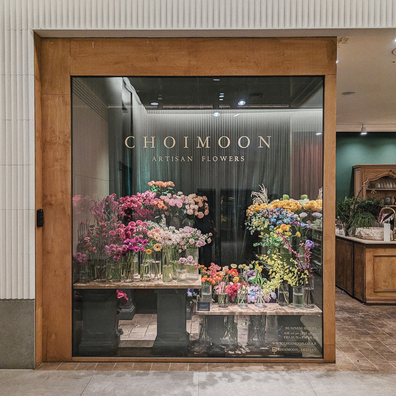 韓国・ソウルの花屋さん『CHOIMOON チョイムン』でブーケを束ねてもらいました。これは花束か、バラの香水!?