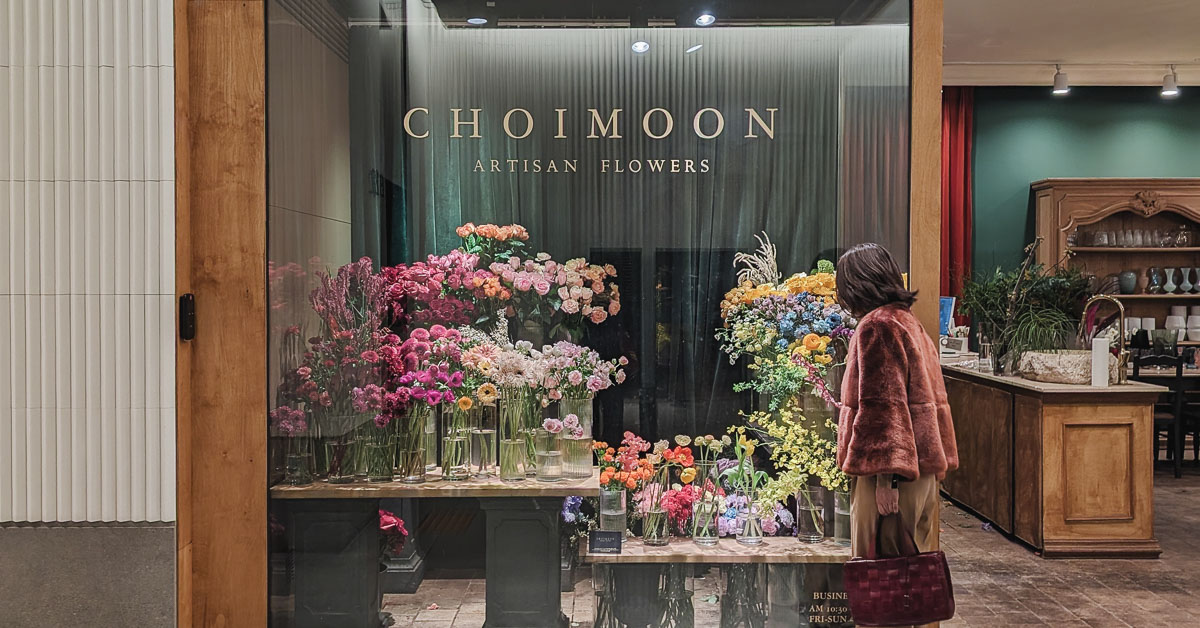 韓国・ソウルの花屋さん『CHOIMOON チョイムン』でブーケを束ねてもらいました。これは花束か、バラの香水!?