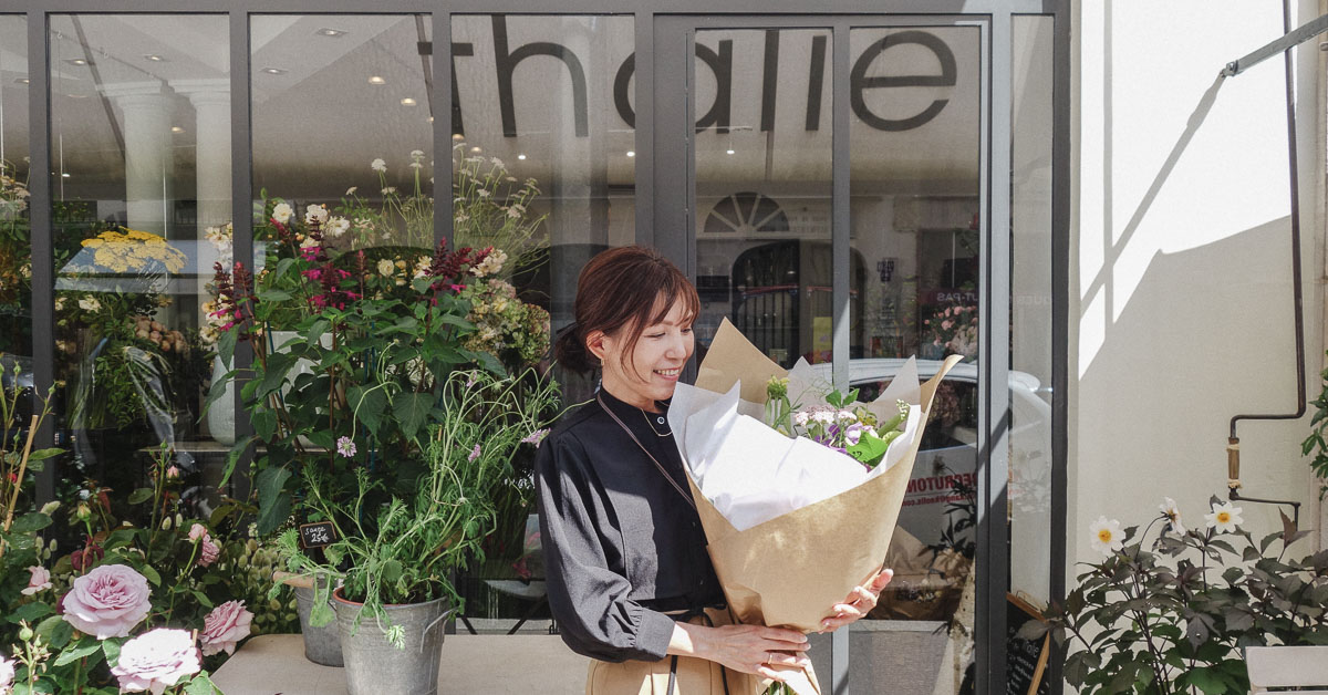 パリ5区の花屋さん「Thalie タリー」でブーケを束ねてもらいました。フランス流ブーケラッピングのこだわりとは？